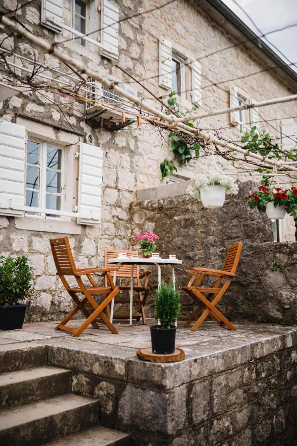 White Shutters House Villa Risan Bagian luar foto