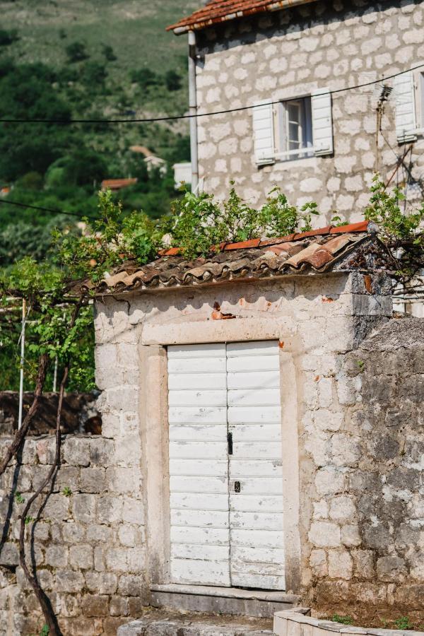 White Shutters House Villa Risan Bagian luar foto