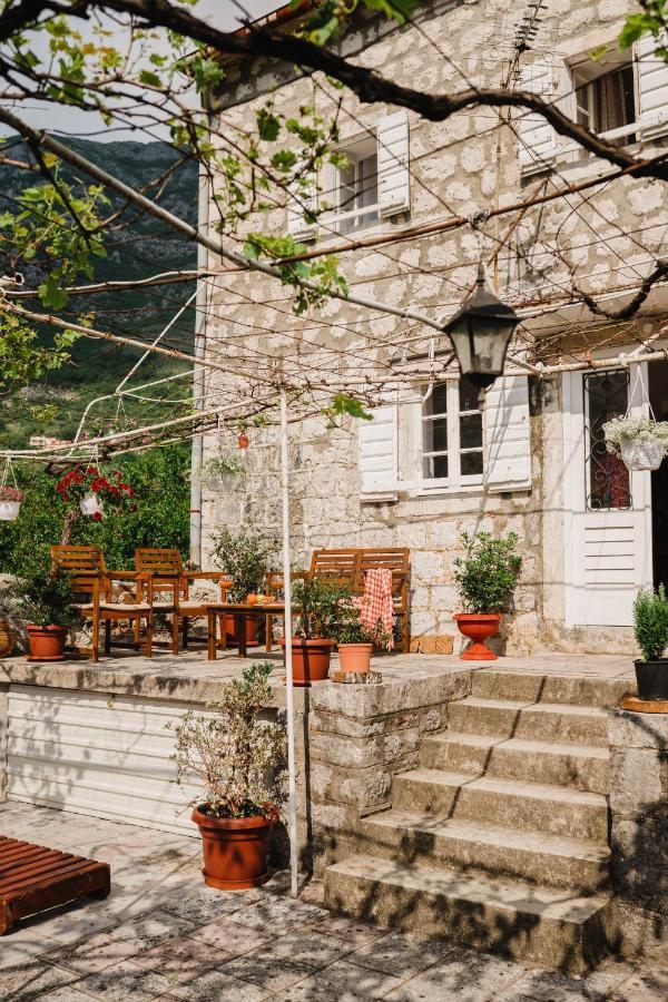 White Shutters House Villa Risan Bagian luar foto