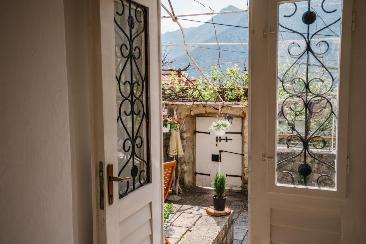 White Shutters House Villa Risan Bagian luar foto