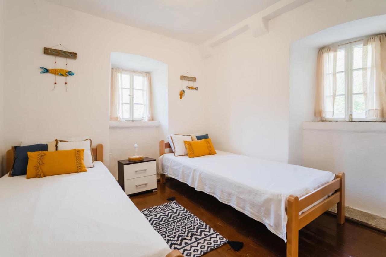 White Shutters House Villa Risan Bagian luar foto