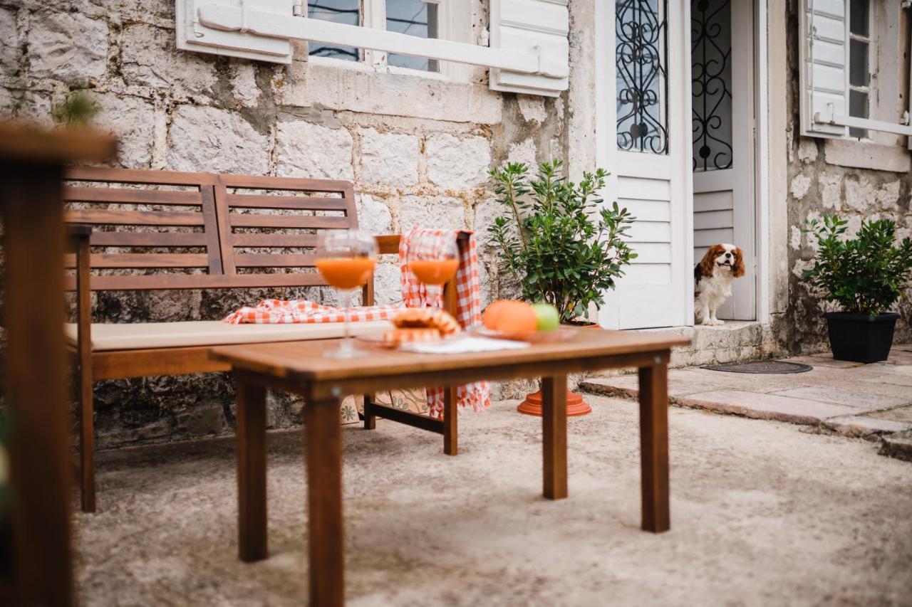 White Shutters House Villa Risan Bagian luar foto
