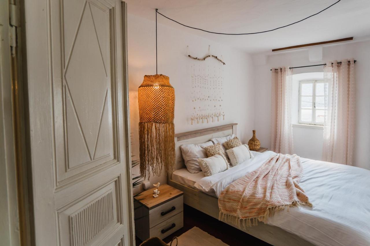 White Shutters House Villa Risan Bagian luar foto